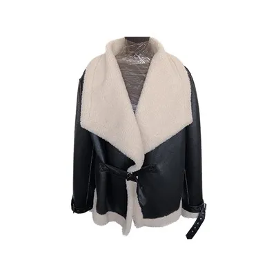 Chaqueta de piel sintética con cuello superpuesto